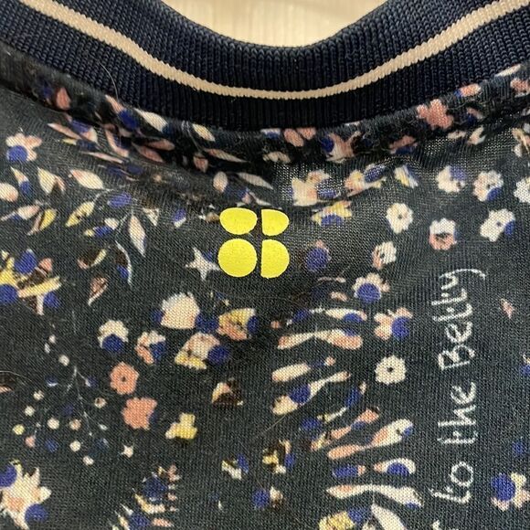 ✨Sweaty Betty London Navy Floral Cropped Muscle tank - Picture 8 of 8